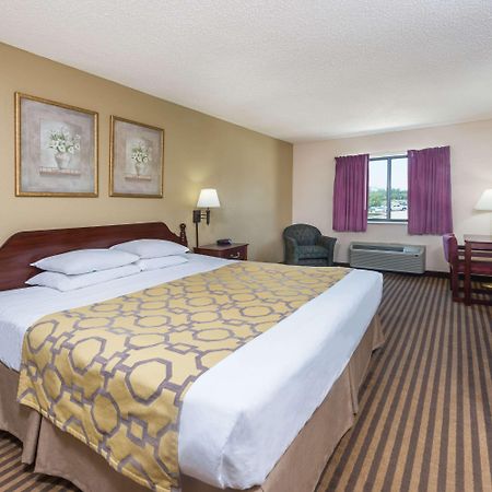 Baymont By Wyndham Metropolis Hotel Exterior photo