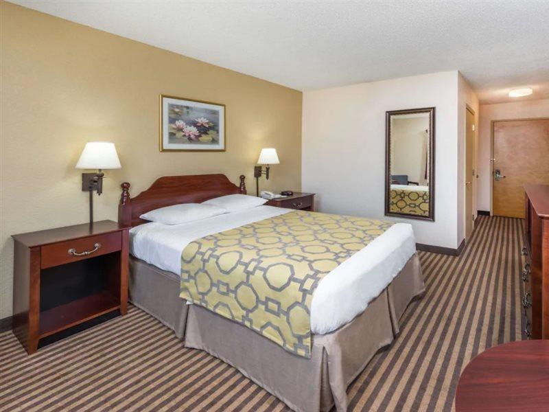 Baymont By Wyndham Metropolis Hotel Exterior photo