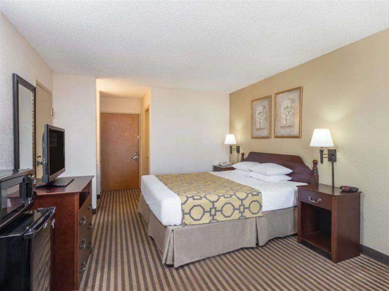 Baymont By Wyndham Metropolis Hotel Exterior photo
