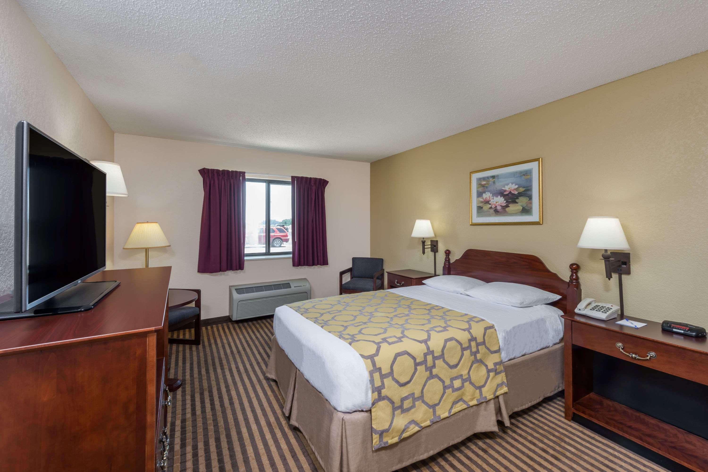 Baymont By Wyndham Metropolis Hotel Exterior photo