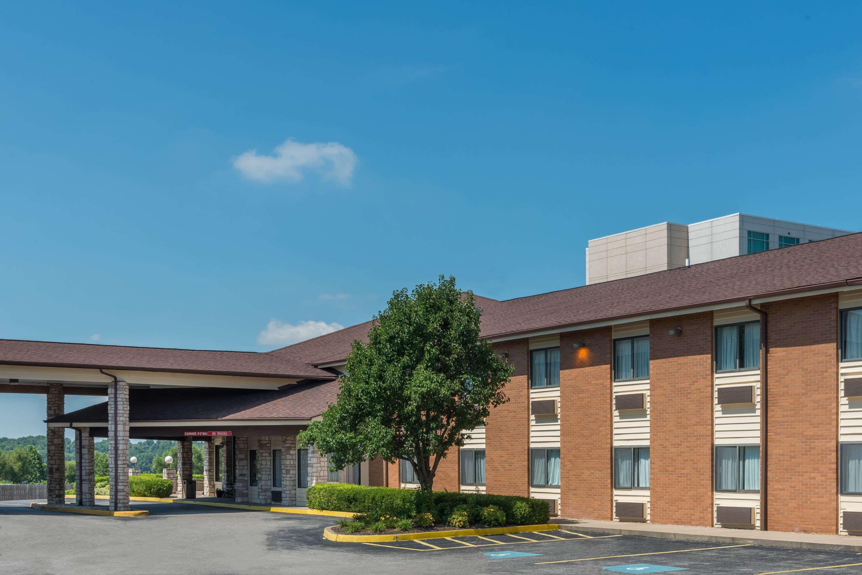 Baymont By Wyndham Metropolis Hotel Exterior photo