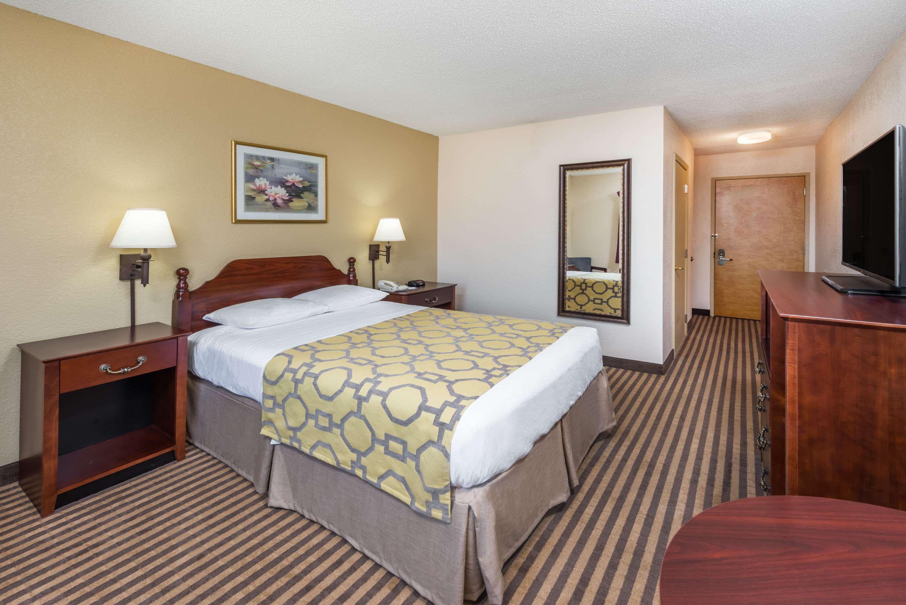 Baymont By Wyndham Metropolis Hotel Exterior photo